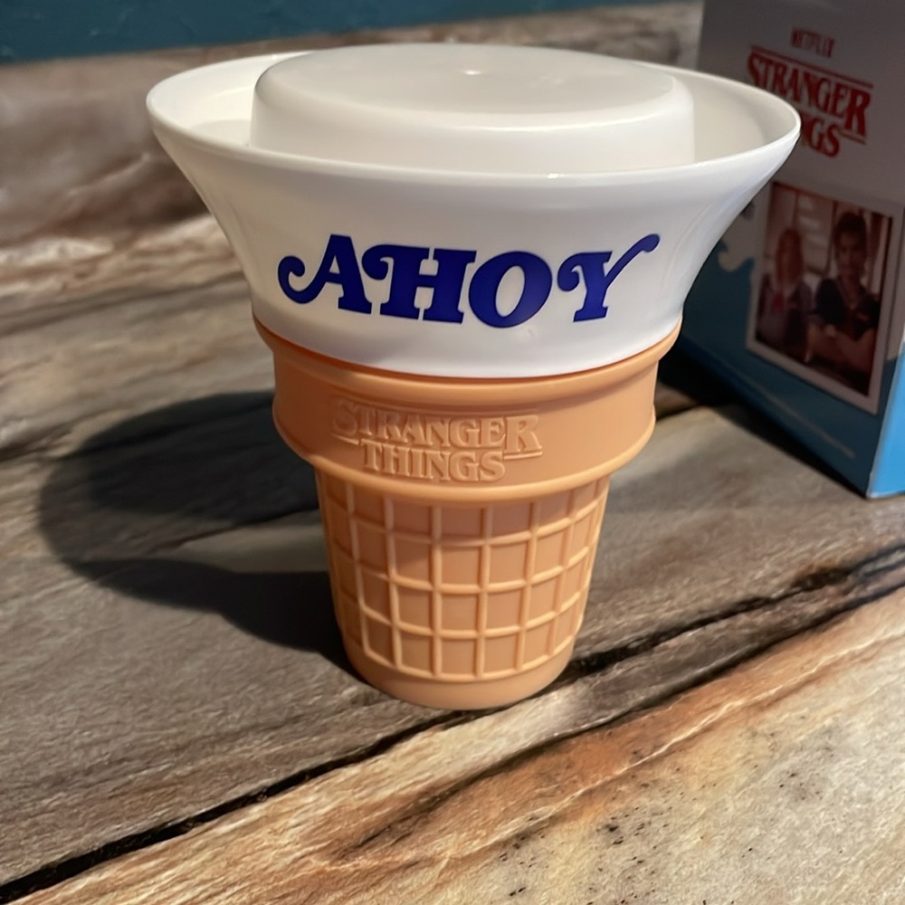 STRANGER THINGS  Netflix SCOOPS AHOY  ICE CREAM PARLOR  Bowls and Spoons Set
